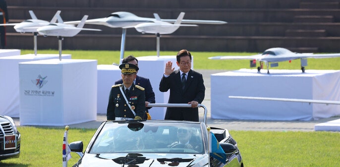 스텔스 무인기 등 미래전력 첫 공개…이 대통령 “스마트 강군 재편”