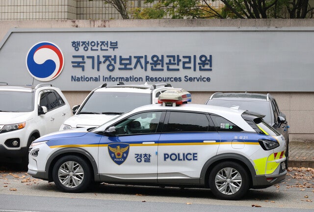 ‘국가<b>전산망</b> 장애’ <b>담당</b> 행안부 <b>공무원</b> 세종청사서 <b>투신</b> 사망