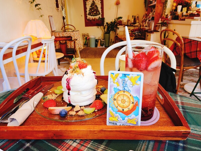 서울 지하철 서울대입구역 근처 옐로우버터드림의 파블로바. 디저트 외에도 다소 여러가지가 들어가있는 사진이지만, 카페의 아기자기하고 따뜻한 분위기가 좋아서 선정해봤다. 파블로바도 매