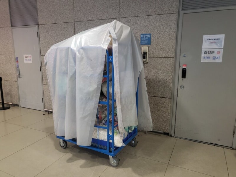 파업 축소 앞둔 인천공항, 쓰레기 곳곳 방치…“집중교섭 땐 답 나오길”