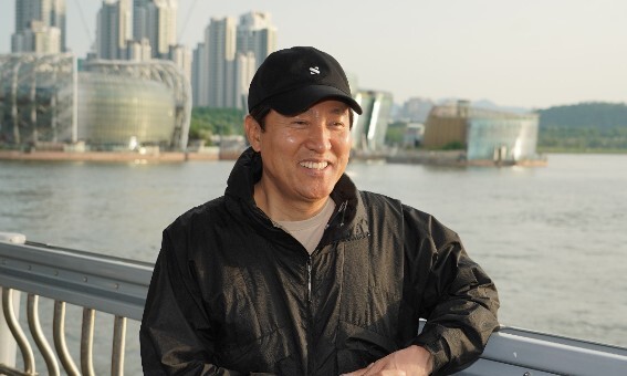 오세훈 서울시장이 2023년 한 축제 현장에서 세빛섬을 배경으로 기념촬영을 하고 있다. 서울시 제공