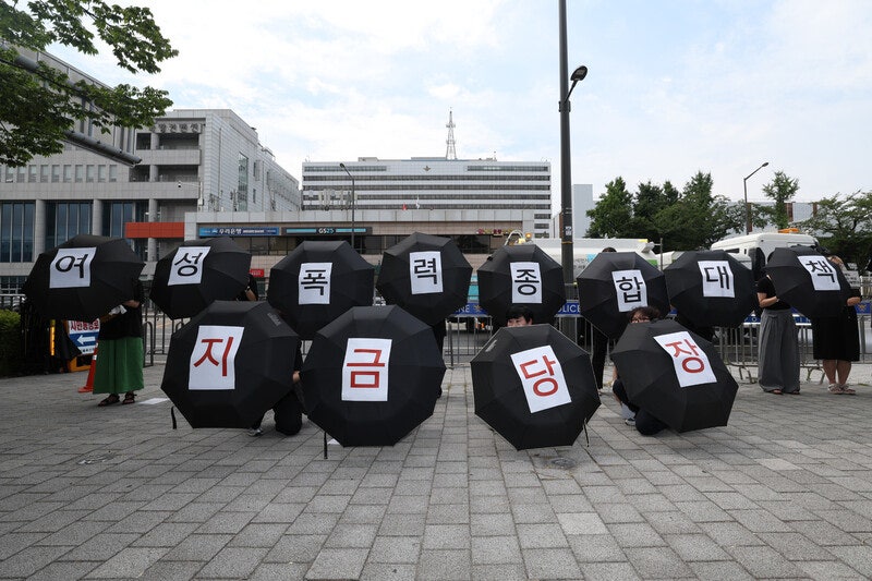 여성폭력이 강요한 빈곤을 철폐하려면 [세상읽기]
