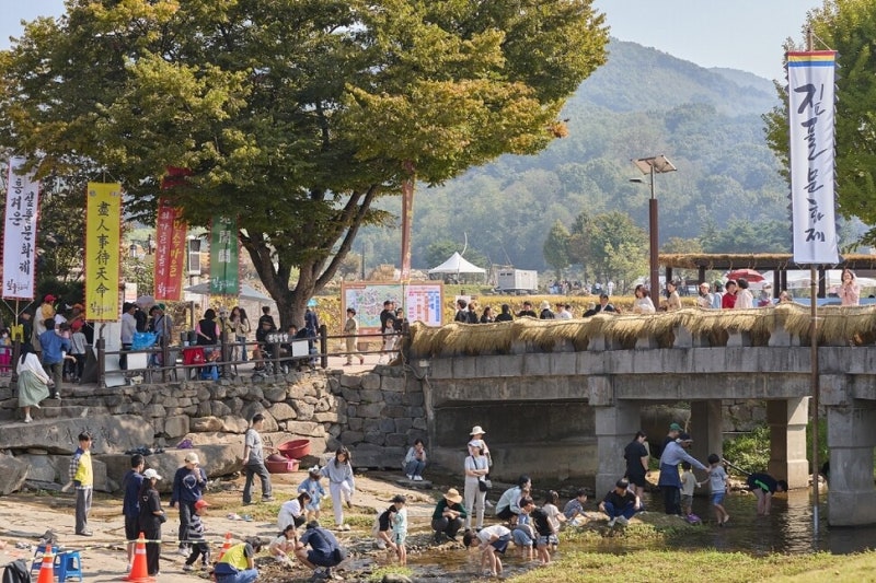 초가지붕 엮고 허수아비 만들고…짚풀로 즐기는 정겨운 가을의 멋