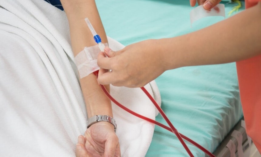 복막투석은 환자가 하루에 여러 차례 복막을 통해 체내 노폐물을 제거하며, 월 1회 정도만 병원을 방문하면 된다. 게티이미지뱅크