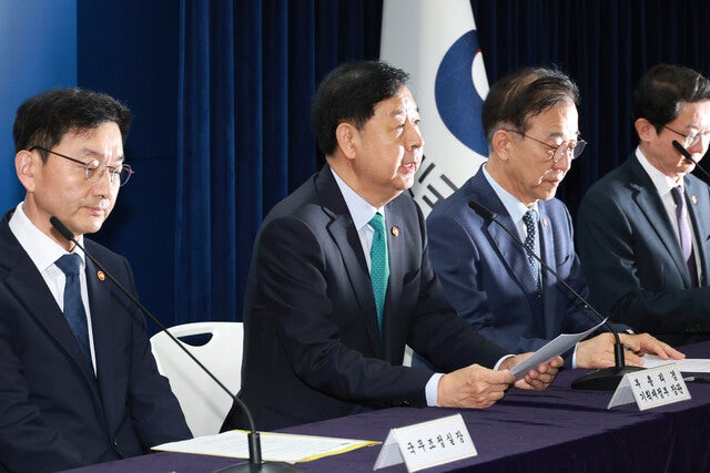이번엔 빠졌지만…정부, 부동산 더 과열되면 보유세 강화 ‘경고’