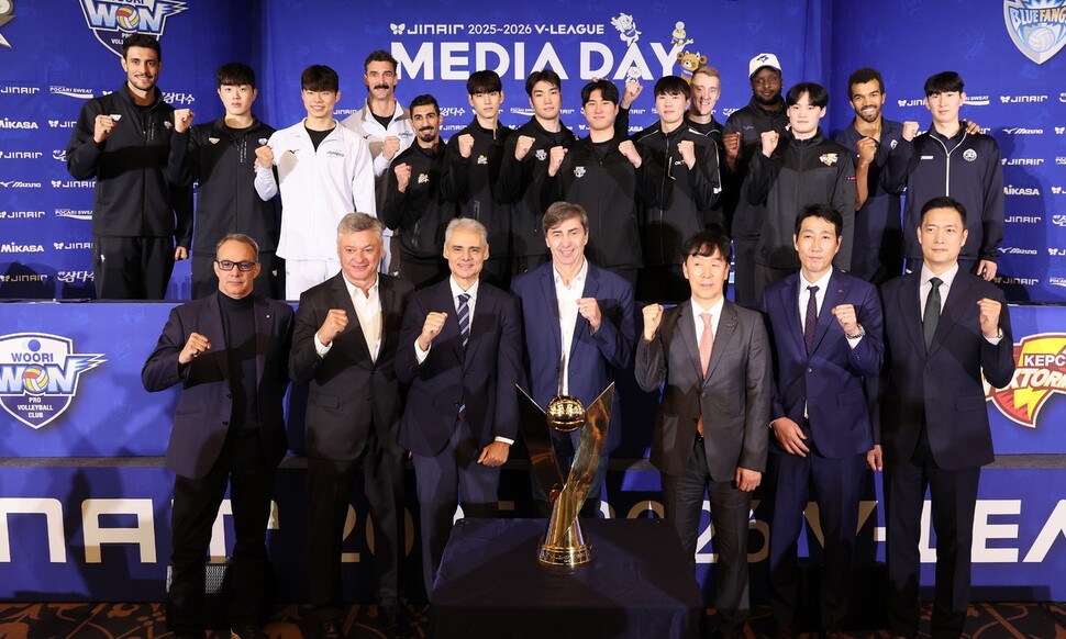 <b>감독</b>이 뽑은 1위 후보만 4팀…‘2025~26 <b>V리그</b>’ 남자부, 역대급 <b>순위</b>다...