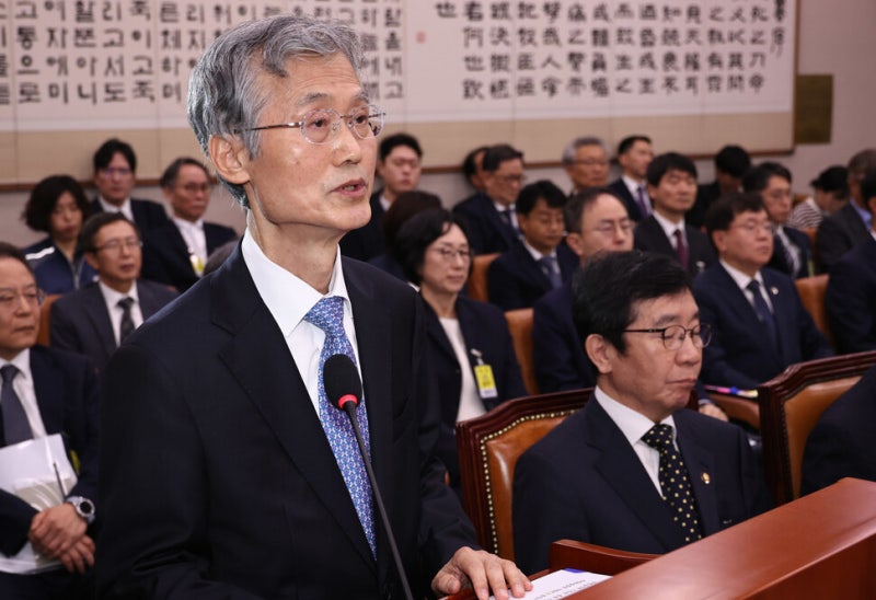 허리 숙인 <b>조희대</b>…현장 <b>국감</b>서 “본연의 사명 다하겠다”