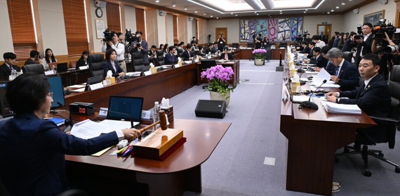 민주, 로그 기록 검증 않고 국감 종료…고개 숙인 조희대 “세심히 살피겠다”