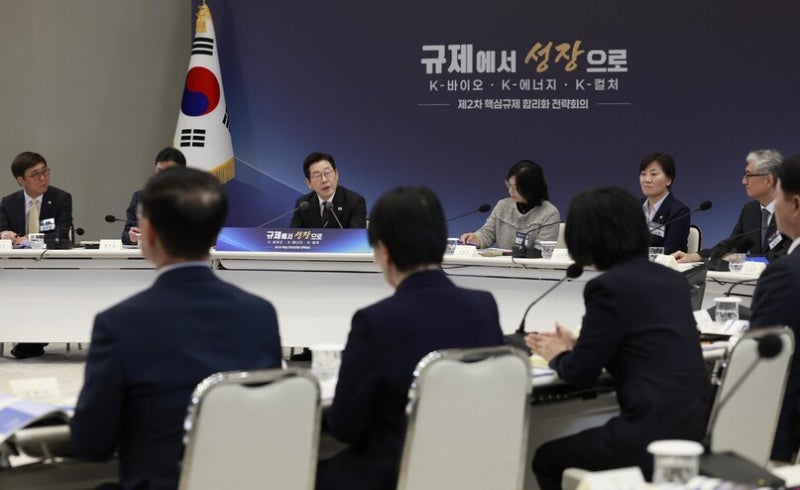 이 대통령 “고정관념이 족쇄”…바이오·에너지·문화 규제 완화 추진