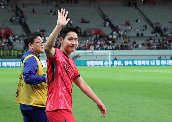 <b>이강인</b>, <b>AFC</b> ‘올해의 <b>국제선수상</b>’ 수상…올해의 선수는 살렘 알-다우...