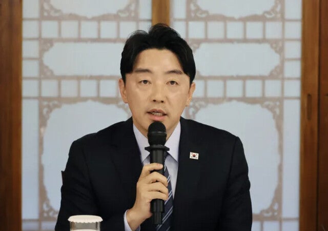 이 대통령, <b>전략경제협력</b> <b>특사</b>로 <b>강훈식</b> 임명…유럽 방산 <b>협력</b>국 방문
