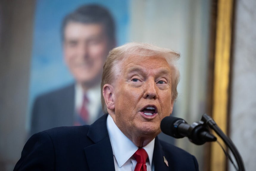 도널드 트럼프 미국 대통령이 16일(현지시각) 워싱턴 백악관 집무실에서 임신에 어려움을 겪는 미국인들이 체외수정(IVF·시험관 아기) 시술을 받는 데 드는 비용을 낮추겠다고 발표하