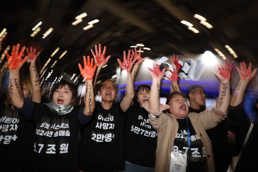 국제앰네스티, 전쟁없는세상 등 시민사회단체 활동가들이 21일 낮 경기 고양시 킨텍스 ‘서울 아덱스(ADEX) 2025’ 이스라엘항공우주산업(IAI) 부스 앞에서 이스라엘 방산기업의 박람회 참가를 규탄하며 기습 행위극