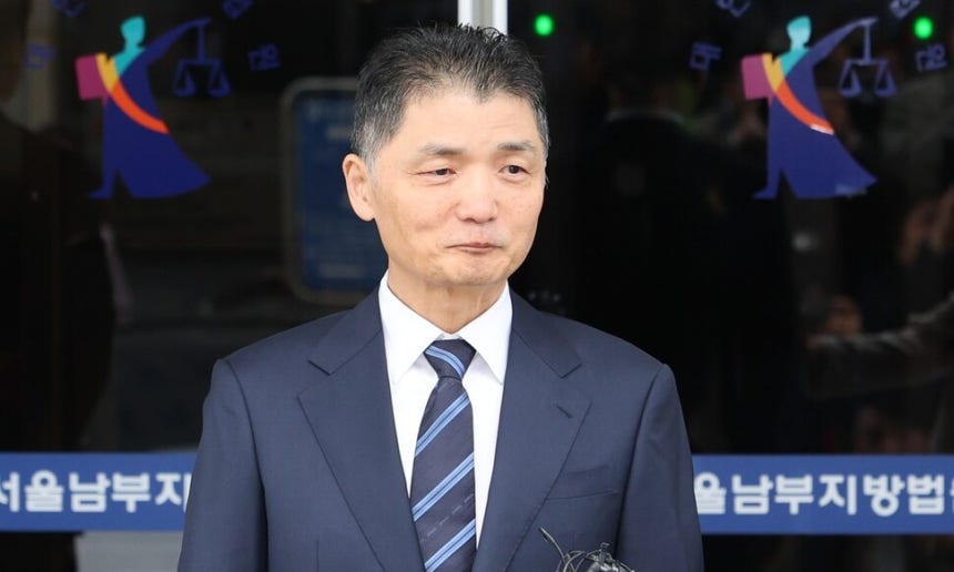에스엠(SM)엔터테인먼트 시세 조종 혐의를 받는 김범수 카카오 창업자 겸 미래이니셔티브센터장이 21일 오전 서울 양천구 서울남부지법에서 열린 1심 공판에서 무죄를 선고받은 뒤 나와 취재진의 질문을 받고 있다. 최현수