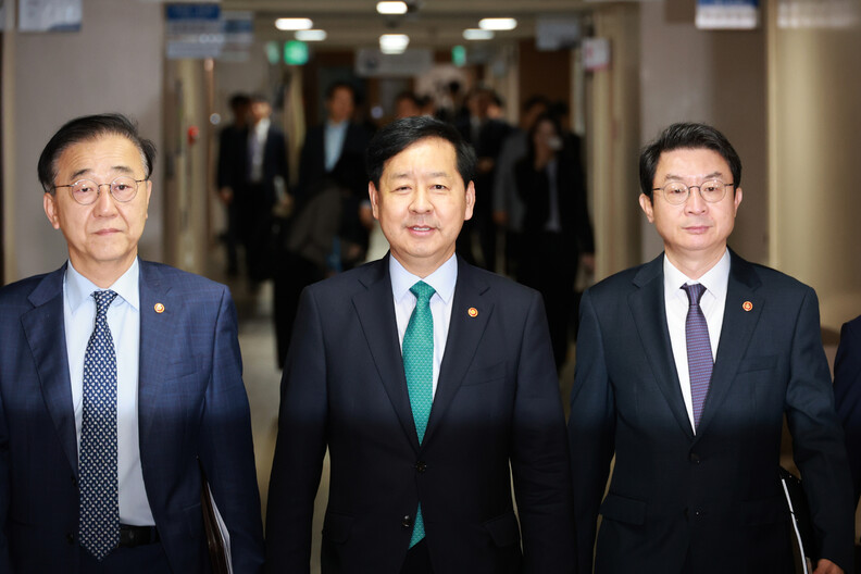 구윤철 경제부총리(가운데)와 김윤덕 국토교통부 장관(왼쪽), 이억원 금융위원장(오른쪽)이 지난 15일 서울 종로구 정부서울청사에서 부동산 대책을 발표하기 위해 이동하고 있다. 정용일 선임기자 yongil@hani.c