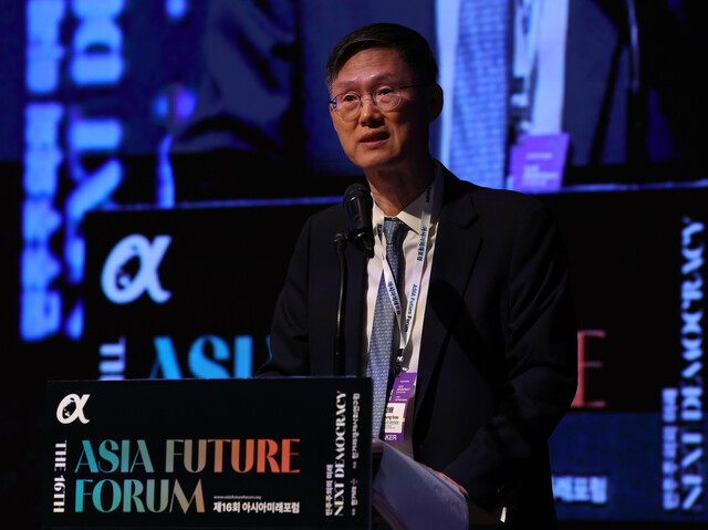 문형배 전 헌법재판소장 권한대행이 23일 서울 중구 대한상공회의소에서 열린 제16회 아시아미래포럼에서 ‘탄핵 결정으로 본 민주주의’를 주제로 기조발제를 하고 있다. 백소아 기자 t