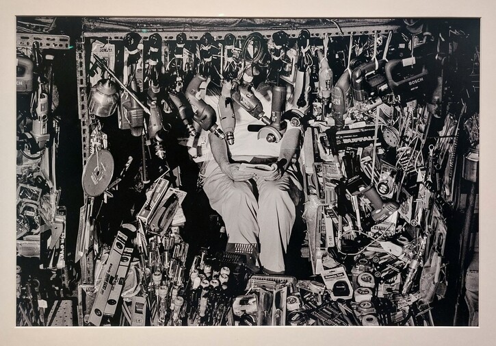 독서 중인 공구 노점상. 1997년 세운상가.