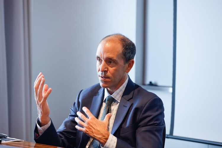 크리스 리헤인 오픈에이아이(AI) 글로벌 대외협력 최고책임자가 23일 서울 중구 더 플라자 호텔에서 열린 미디어라운드테이블에서 발언하고 있다. 오픈에이아이 제공