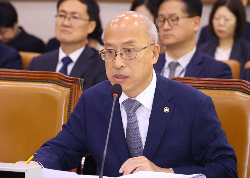 국민 결단하면 <b>이 대통령</b>은 <b>4년</b> 연임 금지 제외?…법제처장 구설