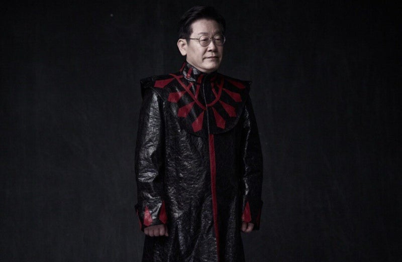 벌써 11주기…이 대통령이 ‘마왕’ 무대 <b>의상</b> 입은 이유