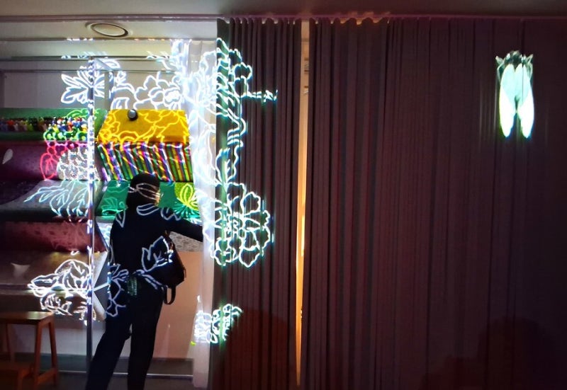 AI가 넘볼 수 없는 다락방의 기억과 감각들 전시장에 펼쳤다