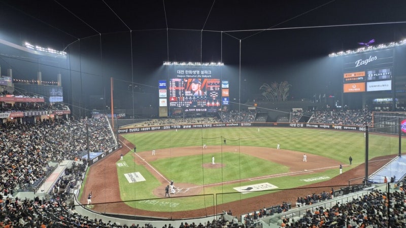 26년 만에 우승 노리는 ‘한화’의 대전…경기장 열고, 거리응원 펼친다