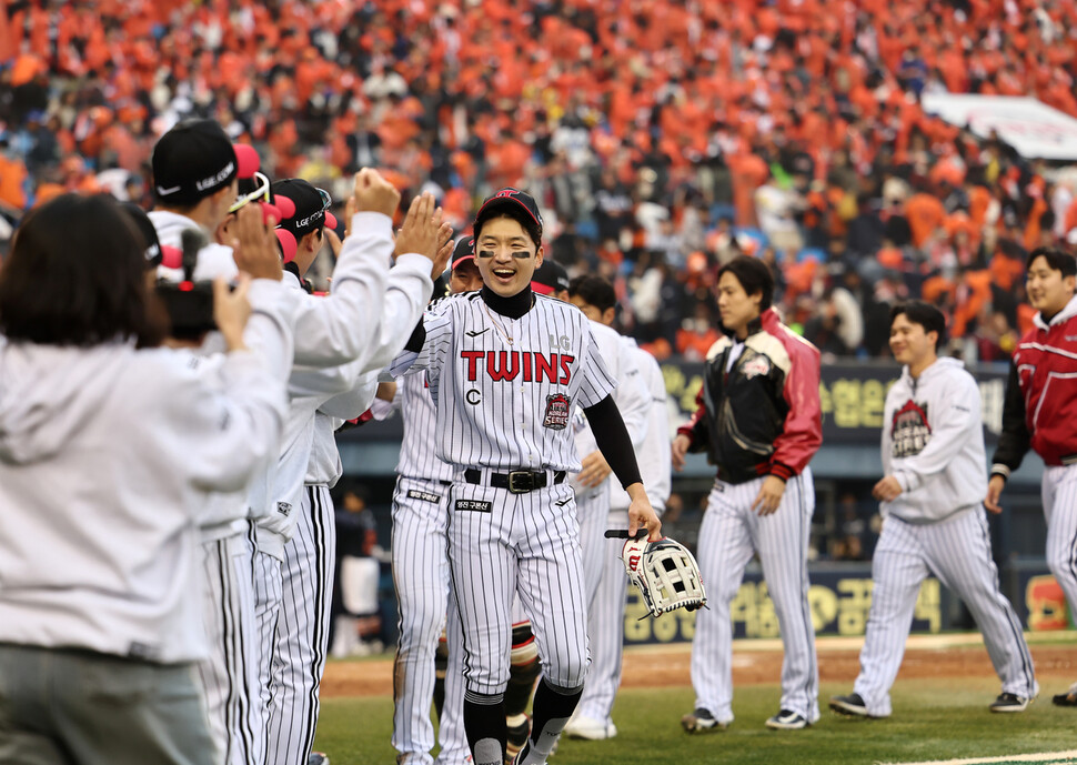 가을야구 DNA가 가른 한국시리즈 1차전…LG, 한화에 8-2 완승