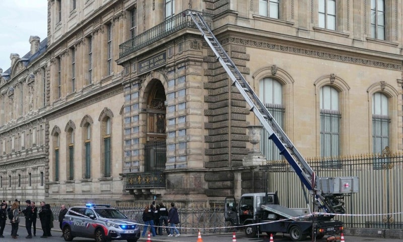 훔치느라 바빠서…루브르 도둑들, DNA 150점 흘려 ‘덜미’