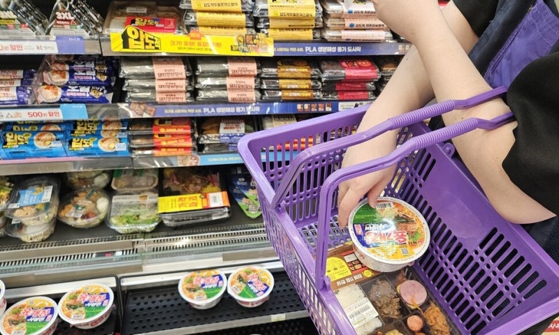 경찰이 달걀·라면 5만원어치 준 ‘편의점 강도’…영양제까지 맞힌 이유