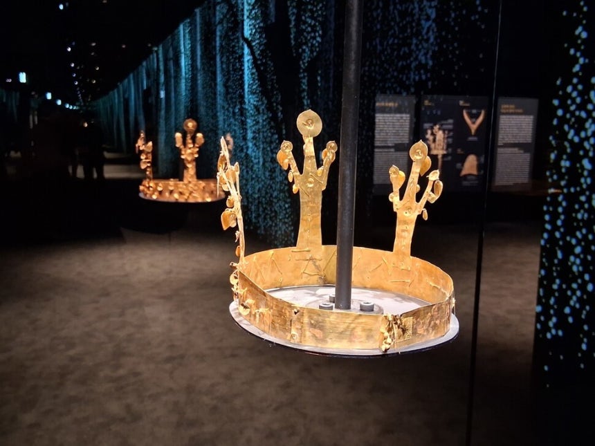 ‘신라 금관, 권력과 위신’전 들머리 공간에서는 신라 금관들 가운데 제작 연대가 가장 이른 5세기께의 교동 금관이 먼저 관객을 맞는다. 노형석 기자