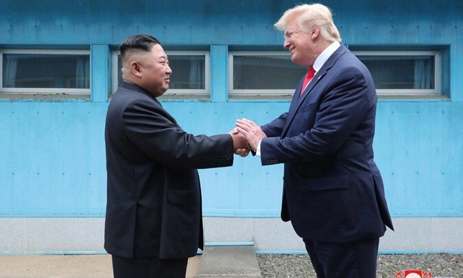 세게 당기는 트럼프, 아직 튕기는 김정은…내일은 ‘회동 신호’ 나올까