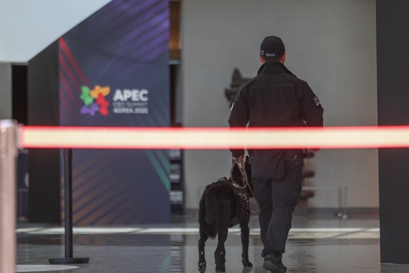 트럼프 방한 하루 앞둔 경주…도심부터 바다까지 ‘최고 경비 태세’