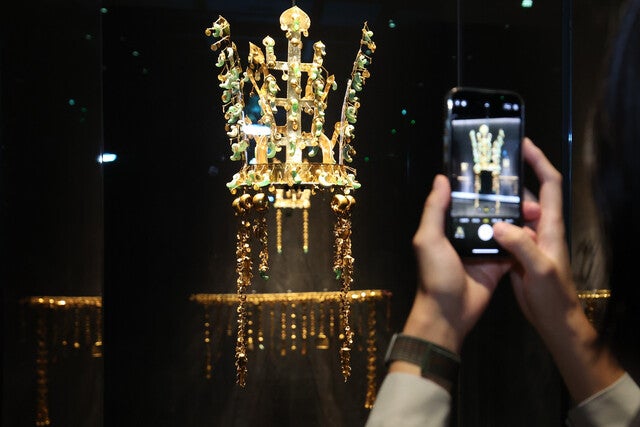 이 대통령, 경주 찾은 트럼프에 ‘신라 금관모형’ 선물 검토