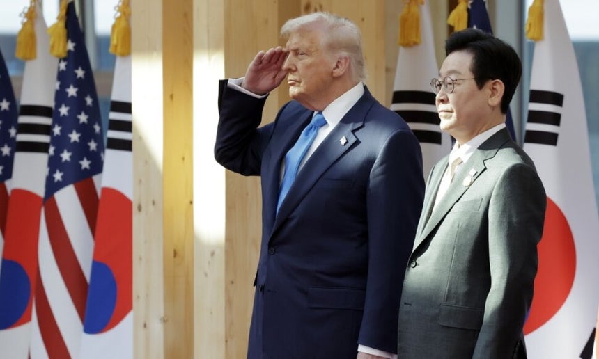 이재명 대통령과 트럼프 대통령이 경주국립박물관에서 회담하기 전 환영행사를 하고 있다.