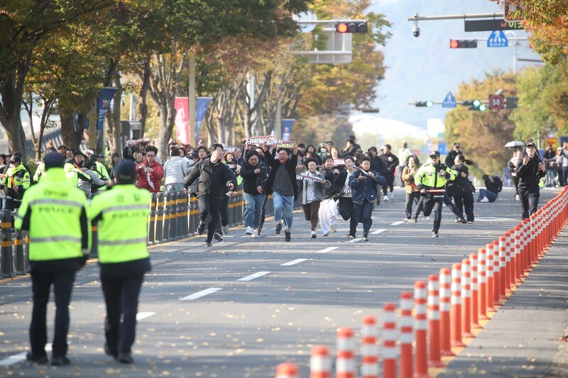 29일 오후 한미정상회담이 열린 국립경주박물관 인근에서 도널드 트럼프 미국 대통령을 반대하는 시위대가 경찰저지선을 뚫고 정상회담장 쪽으로 달리고 있다. 연합뉴스
