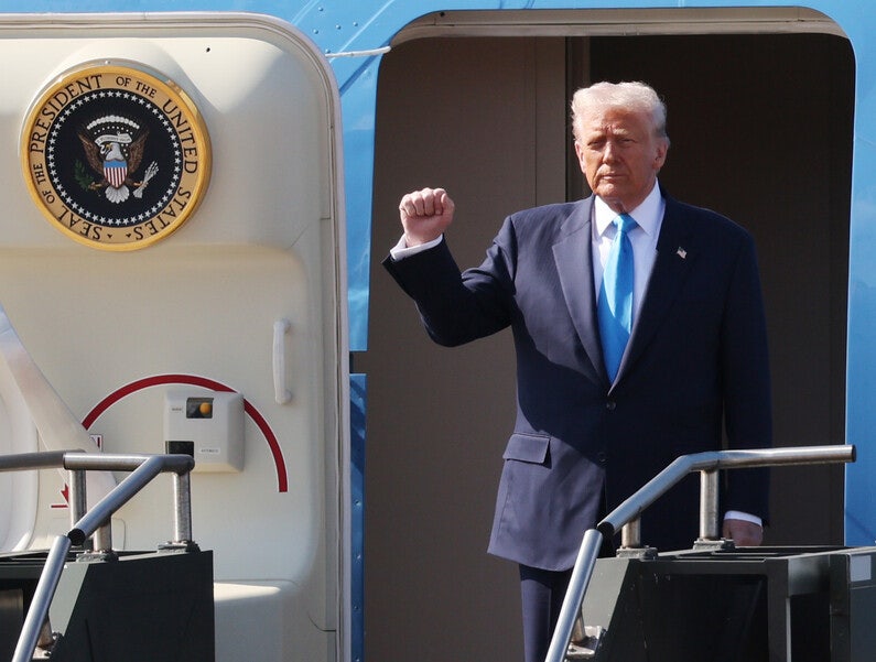 트럼프의 갱단식 ‘보호비 장사’ [박현 칼럼]