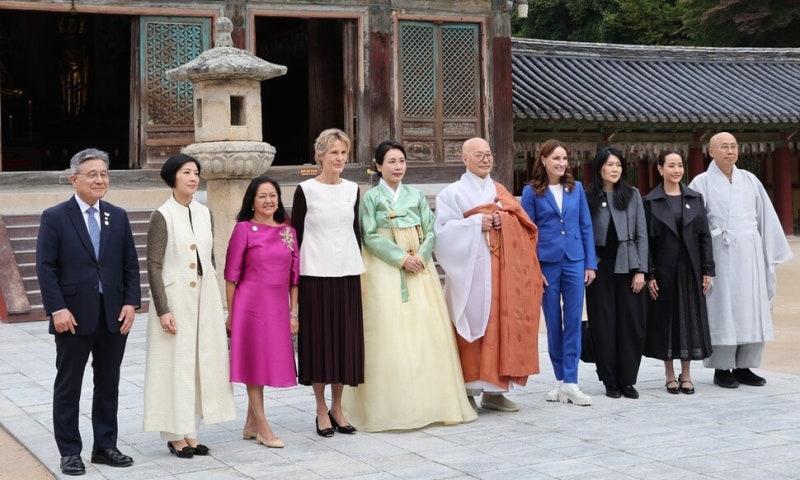 <b>김혜경 여사</b>, <b>불국사</b>서 <b>APEC</b> 배우자 행사…핫팩 복주머니 선물