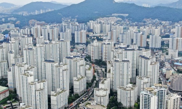 서울 아파트 매수심리 9주 만에 꺾여…토허제 예외 경매시장은 ‘북적’