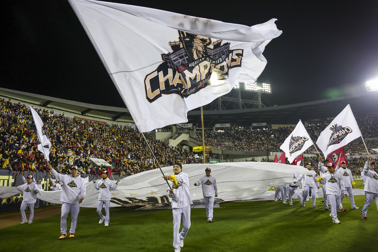 특출난 선수 없어도 ‘원 팀’으로 2년 만에 우승한 쌍둥이 야구
