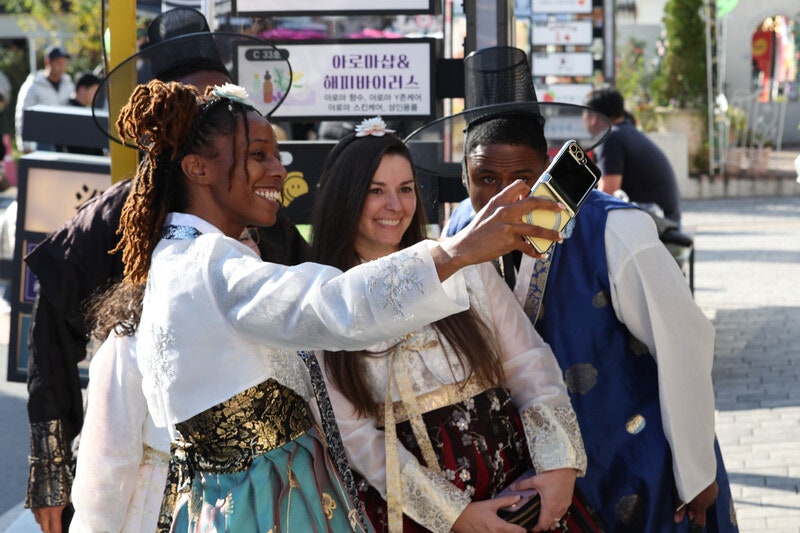 ‘천년미소관’ ‘골든 신라 버스’…경주 ‘아펙 볼거리’ 남긴다