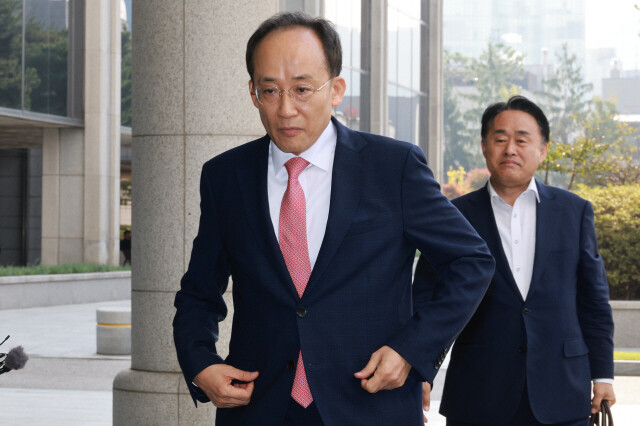 국회의 계엄해제 의결을 방해한 의혹을 받는 추경호 전 국민의힘 원내대표가 지난달 30일 오전 서울 서초구 서울고등검찰청에 마련된 내란 특검팀 사무실에 피의자 신분으로 첫 출석 하고