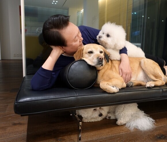 윤석열 전 대통령 취임 1주년 기념 사진집에 담긴 윤 전 대통령의 모습. 대통령실 제공