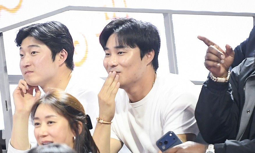 229억원 포기하고 FA시장 나온 <b>김하성</b>…잠실서 KCC 농구 관람