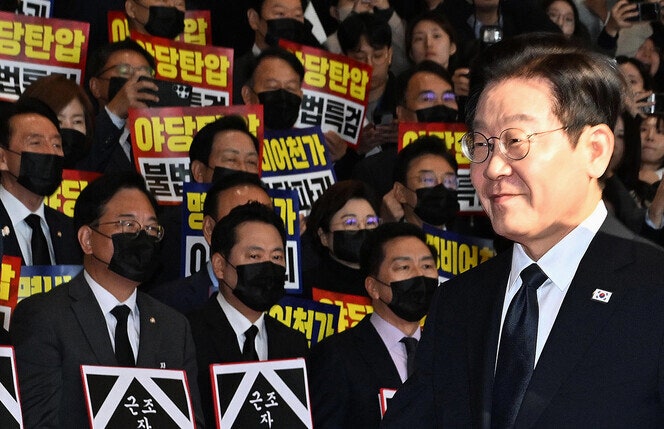 ‘재판중지법’, 여야 합의로 만들어야 [성한용 칼럼]