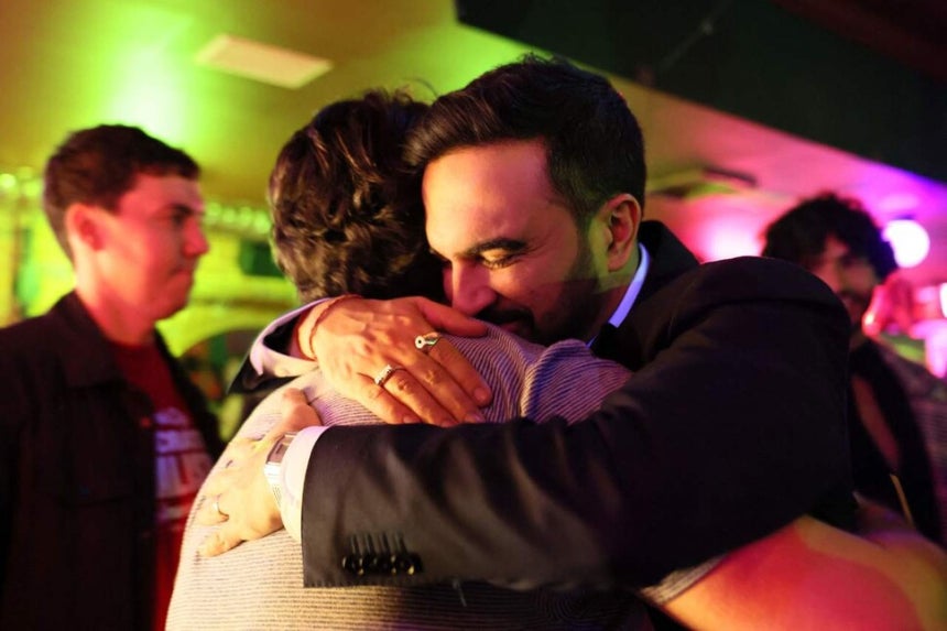 뉴욕 시장으로 당선된 조란 맘다니가 4일 뉴욕시 브루클린 자치구의 한 바에서 선거운동 관계자들과 자원봉사자들에게 인사를 전하고 있다. 뉴욕/AFP 연합뉴스