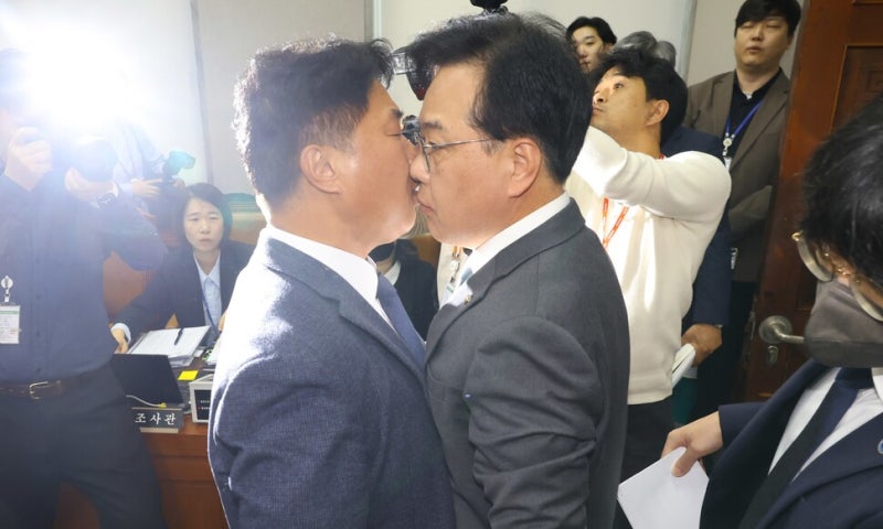 김현지 공방 ‘<b>배치기</b>’ 충돌로…<b>대통령실</b> 국감 1시간 만에 파행