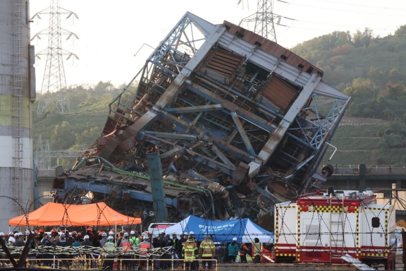 <b>울산화력발전소</b> 60m 보일러<b>타워 붕괴</b>…매몰 9명 중 2명 구조