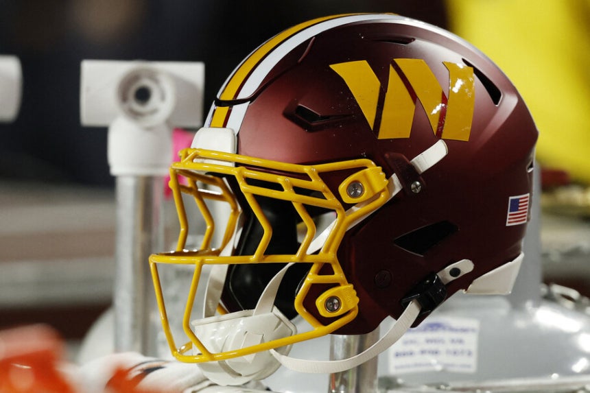 2일 미국 메릴랜드주 노스웨스트 경기장 벤치에 워싱턴 커맨더스 선수의 헬멧이 놓여 있다. Geoff Burke-Imagn Images·연합뉴스