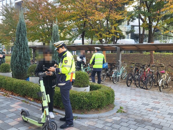 지난 5일 오후 4시 인천 연수구 송도동 캠퍼스타운역 앞 인도에서 안전모를 착용하지 않고 전동킥보드를 타던 학생들이 적발된 모습. 이승욱기자