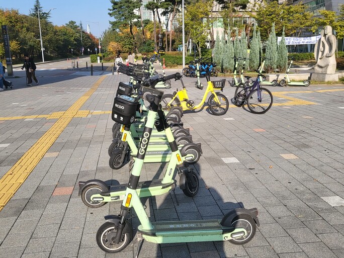 지난 5일 인천 연수구 캠퍼스타운역 앞에 공유 이동장치 업체의 전동킥보드가 주차돼 있다. 이승욱 기자